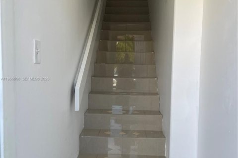 Condominio en alquiler en Miami, Florida, 3 dormitorios, 81.75 m2 № 2030935 - foto 5