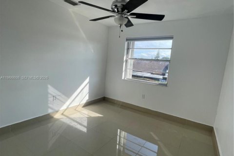 Condominio en alquiler en Miami, Florida, 3 dormitorios, 81.75 m2 № 2030935 - foto 13
