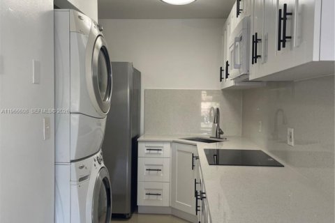 Condominio en alquiler en Miami, Florida, 3 dormitorios, 81.75 m2 № 2030935 - foto 8