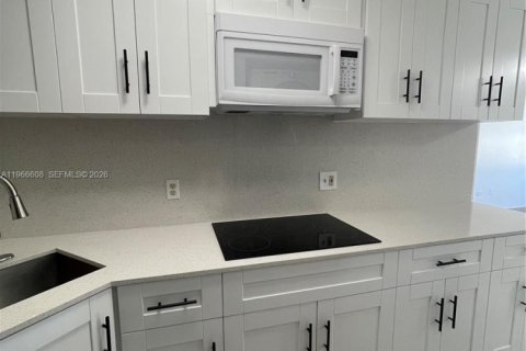 Condominio en alquiler en Miami, Florida, 3 dormitorios, 81.75 m2 № 2030935 - foto 9