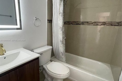 Condominio en alquiler en Miami, Florida, 3 dormitorios, 81.75 m2 № 2030935 - foto 19