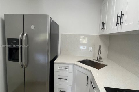 Condominio en alquiler en Miami, Florida, 3 dormitorios, 81.75 m2 № 2030935 - foto 10