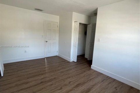 Condominio en alquiler en Miami, Florida, 3 dormitorios, 81.75 m2 № 2030935 - foto 17