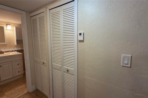Condo in Miami, Florida, 1 bedroom № 2081403 - photo 10