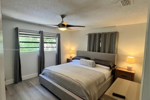 Снять в аренду таунхаус в Норт-Майами-Бич, Флорида 3 спальни, 137.5м2, № 1977601 - фото 17