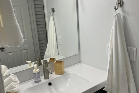 Снять в аренду таунхаус в Норт-Майами-Бич, Флорида 3 спальни, 137.5м2, № 1977601 - фото 25
