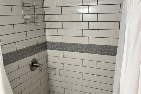 Снять в аренду таунхаус в Норт-Майами-Бич, Флорида 3 спальни, 137.5м2, № 1977601 - фото 13