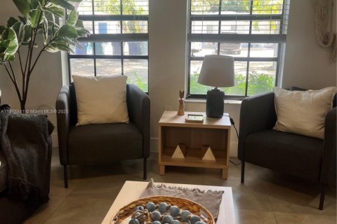 Снять в аренду таунхаус в Норт-Майами-Бич, Флорида 3 спальни, 137.5м2, № 1977601 - фото 3