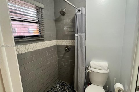 Снять в аренду таунхаус в Норт-Майами-Бич, Флорида 3 спальни, 137.5м2, № 1977601 - фото 23