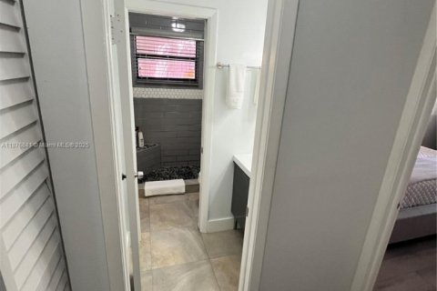 Снять в аренду таунхаус в Норт-Майами-Бич, Флорида 3 спальни, 137.5м2, № 1977601 - фото 26