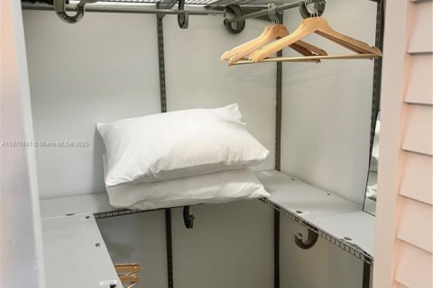 Снять в аренду таунхаус в Норт-Майами-Бич, Флорида 3 спальни, 137.5м2, № 1977601 - фото 9