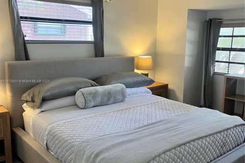 Снять в аренду таунхаус в Норт-Майами-Бич, Флорида 3 спальни, 137.5м2, № 1977601 - фото 27