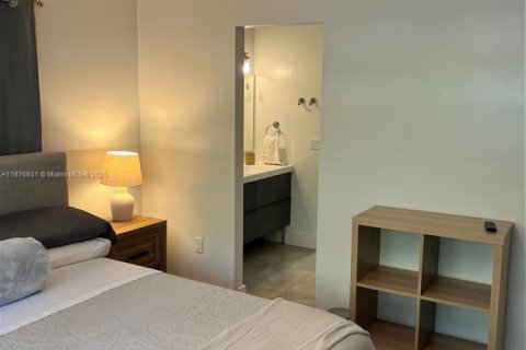 Снять в аренду таунхаус в Норт-Майами-Бич, Флорида 3 спальни, 137.5м2, № 1977601 - фото 19