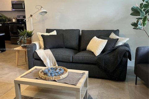 Снять в аренду таунхаус в Норт-Майами-Бич, Флорида 3 спальни, 137.5м2, № 1977601 - фото 4