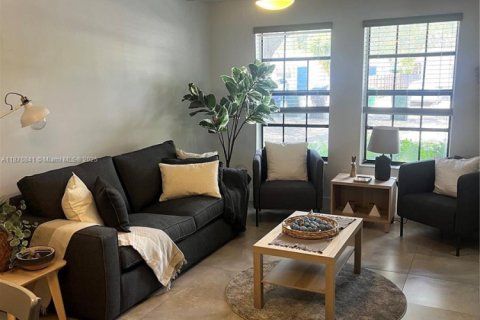 Снять в аренду таунхаус в Норт-Майами-Бич, Флорида 3 спальни, 137.5м2, № 1977601 - фото 2