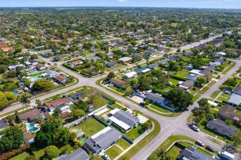 Casa en venta en Homestead, Florida, 3 dormitorios, 110.37 m2 № 2066245 - foto 13