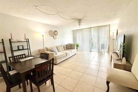 Кондоминиум с 1 спальней в Дания-Бич, Флорида № 1986488