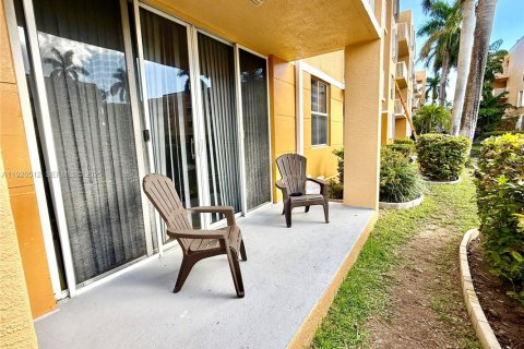 Снять в аренду кондоминиум в Дания-Бич, Флорида 1 спальня, 65.03м2, № 1986488 - фото 24