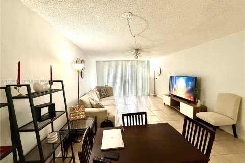 Снять в аренду кондоминиум в Дания-Бич, Флорида 1 спальня, 65.03м2, № 1986488 - фото 8