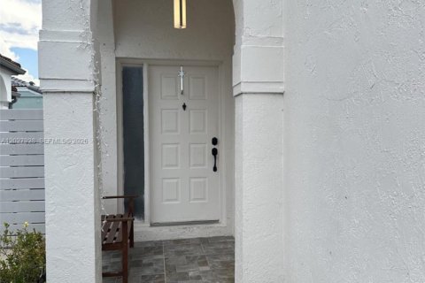 House in Miami, Florida 3 bedrooms, 121.52 sq.m. № 2088382 - photo 2