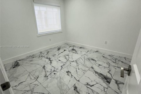 House in Miami, Florida 3 bedrooms, 121.52 sq.m. № 2088382 - photo 11