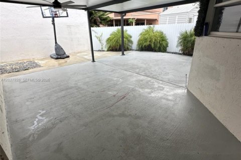 House in Miami, Florida 3 bedrooms, 121.52 sq.m. № 2088382 - photo 20