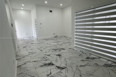 House in Miami, Florida 3 bedrooms, 121.52 sq.m. № 2088382 - photo 13