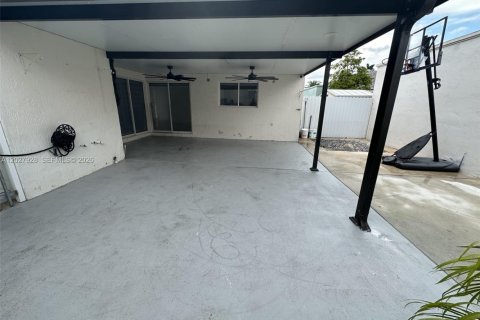 House in Miami, Florida 3 bedrooms, 121.52 sq.m. № 2088382 - photo 19