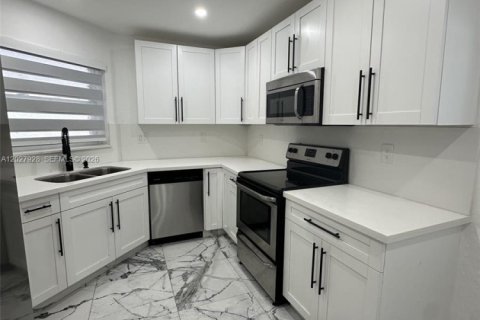 House in Miami, Florida 3 bedrooms, 121.52 sq.m. № 2088382 - photo 3