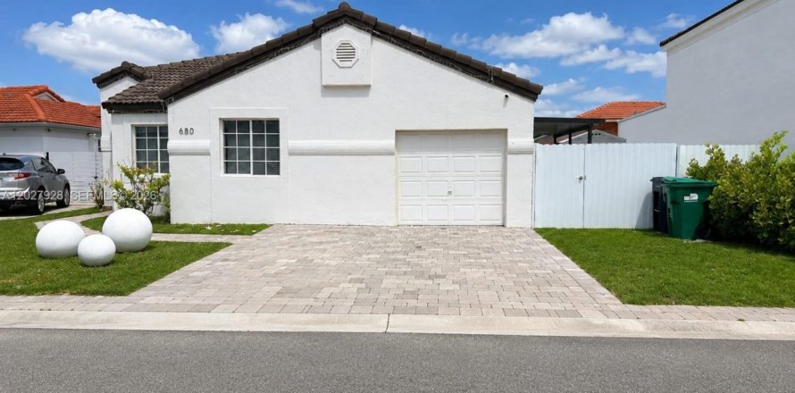 House in Miami, Florida 3 bedrooms, 121.52 sq.m. № 2088382