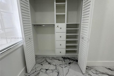 House in Miami, Florida 3 bedrooms, 121.52 sq.m. № 2088382 - photo 9