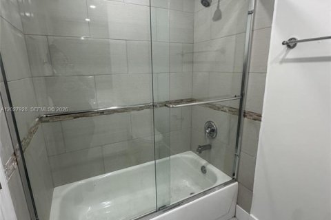 House in Miami, Florida 3 bedrooms, 121.52 sq.m. № 2088382 - photo 8