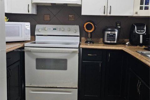 Снять в аренду кондоминиум в Майами, Флорида 2 спальни, 80.55м2, № 2056299 - фото 2