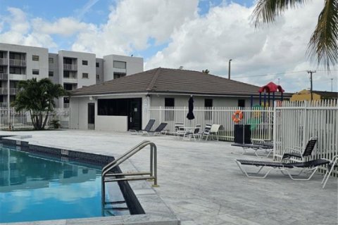 Снять в аренду кондоминиум в Майами, Флорида 2 спальни, 80.55м2, № 2056299 - фото 8