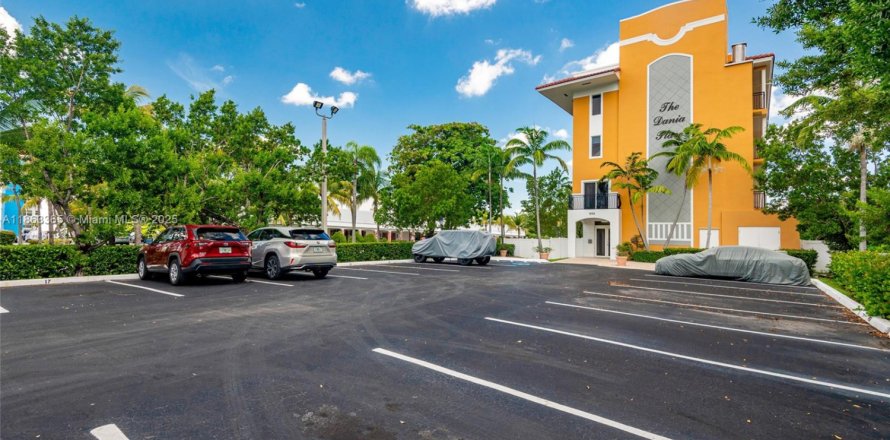 Кондоминиум с 3 спальнями в Дания-Бич, Флорида № 1958082