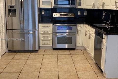 Снять в аренду кондоминиум в Майами, Флорида 3 спальни, 107.02м2, № 1985768 - фото 4