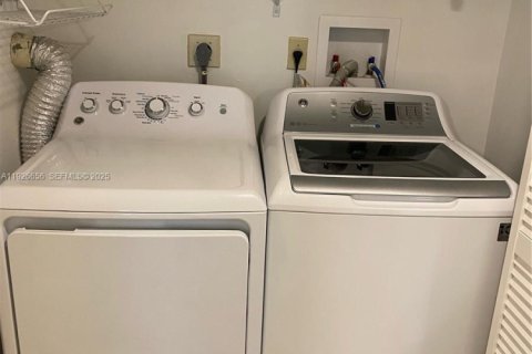 Снять в аренду кондоминиум в Майами, Флорида 3 спальни, 107.02м2, № 1985768 - фото 5