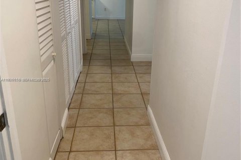 Снять в аренду кондоминиум в Майами, Флорида 3 спальни, 107.02м2, № 1985768 - фото 3