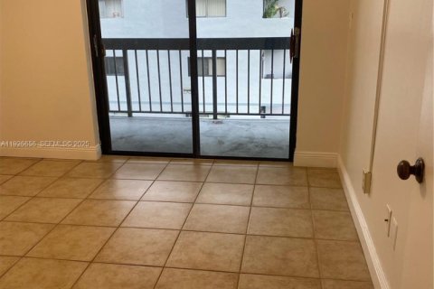 Снять в аренду кондоминиум в Майами, Флорида 3 спальни, 107.02м2, № 1985768 - фото 7