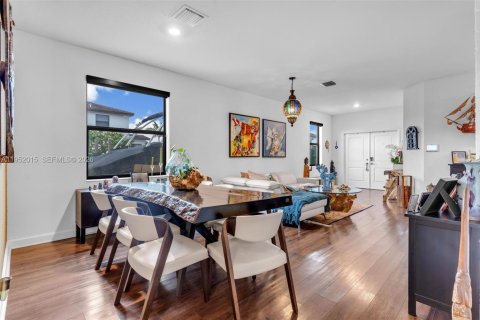 House in Miami, Florida 4 bedrooms, 224.08 sq.m. № 2006126 - photo 8