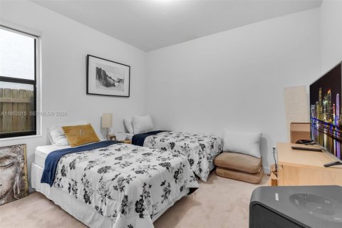 House in Miami, Florida 4 bedrooms, 224.08 sq.m. № 2006126 - photo 15