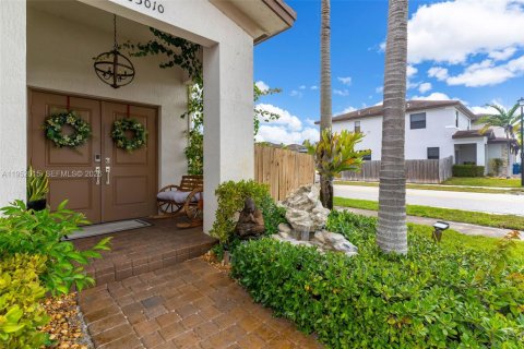 House in Miami, Florida 4 bedrooms, 224.08 sq.m. № 2006126 - photo 3