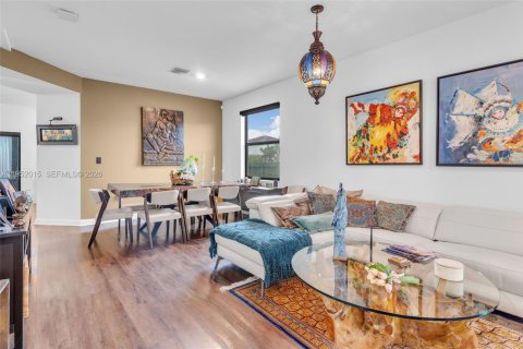 House in Miami, Florida 4 bedrooms, 224.08 sq.m. № 2006126 - photo 5