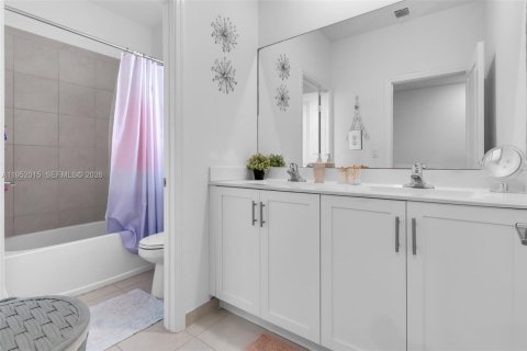 House in Miami, Florida 4 bedrooms, 224.08 sq.m. № 2006126 - photo 23