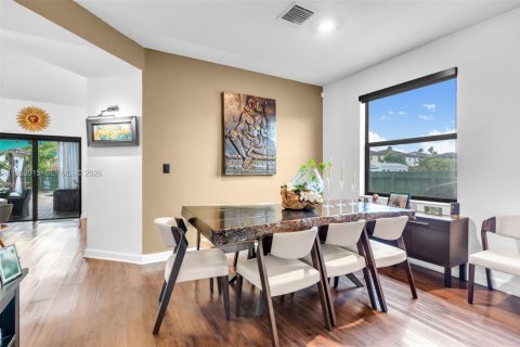 House in Miami, Florida 4 bedrooms, 224.08 sq.m. № 2006126 - photo 7