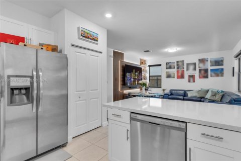 House in Miami, Florida 4 bedrooms, 224.08 sq.m. № 2006126 - photo 14