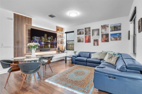 House in Miami, Florida 4 bedrooms, 224.08 sq.m. № 2006126 - photo 10