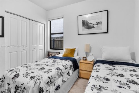 House in Miami, Florida 4 bedrooms, 224.08 sq.m. № 2006126 - photo 16