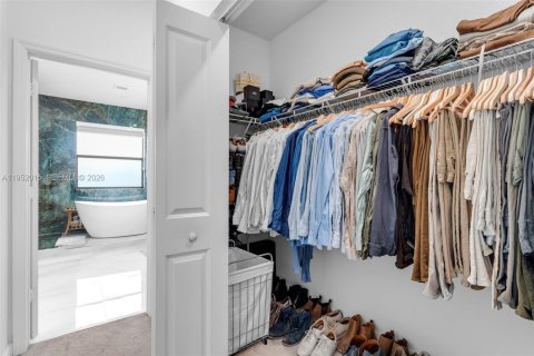 House in Miami, Florida 4 bedrooms, 224.08 sq.m. № 2006126 - photo 29