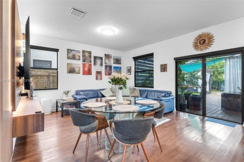 House in Miami, Florida 4 bedrooms, 224.08 sq.m. № 2006126 - photo 9